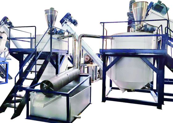 Dòng giặt hạt chai PET với nhiệt độ cao và các chất hóa học để loại bỏ dư lượng hữu cơ